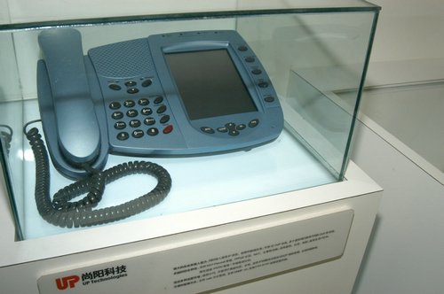 回望2004通信展 微软展台背后的科技雄心与中国通讯设备的时代投影
